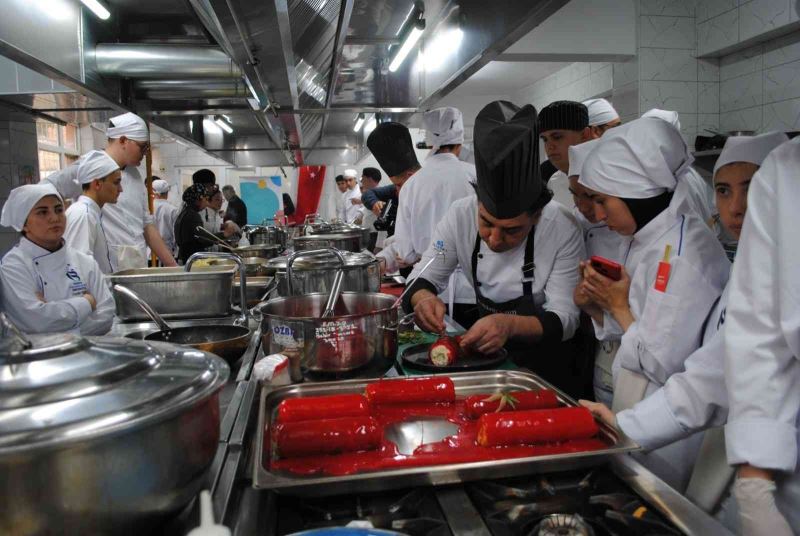 Aşçılık Programı öğrencilerine ‘Uzak Doğu mutfağı’ eğitimi
