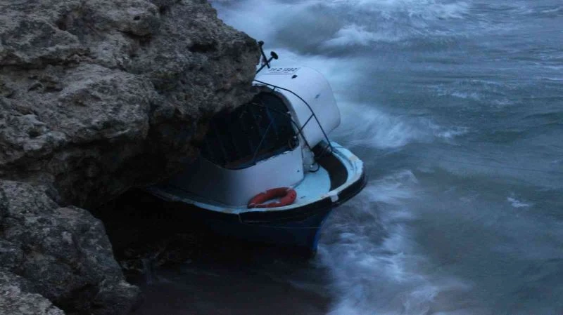 Kırklareli’nde ağlara takılan balıkçı teknesi karaya sürüklendi
