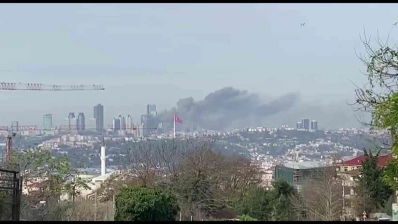 Levent’te alışveriş merkezinin çatısından yükselen dumanlar Anadolu Yakasından böyle görüntülendi

