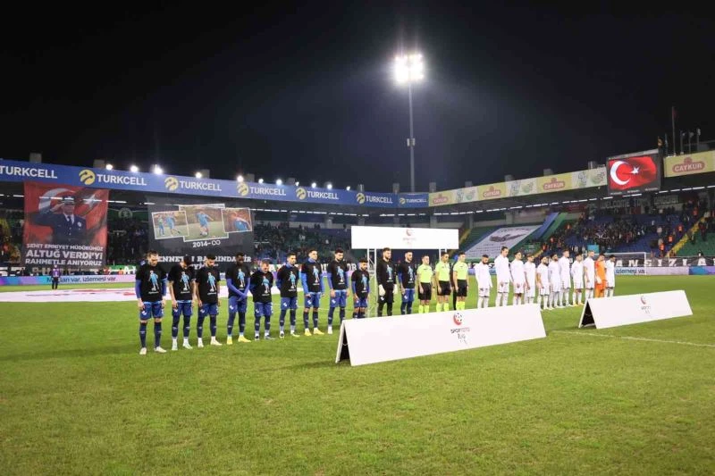 Rizesporlu oyuncular seremoniye Minik Yiğit’in olduğu fotoğrafı ile çıktı