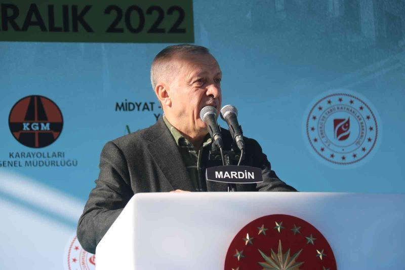 Cumhurbaşkanı Recep Tayyip Erdoğan: “Sordum, resmi rakam nedir dedim. Dediler ki 75 bin kişi meydanda. Bu 2023’e yürüyüşün coşkulu adımıdır.”