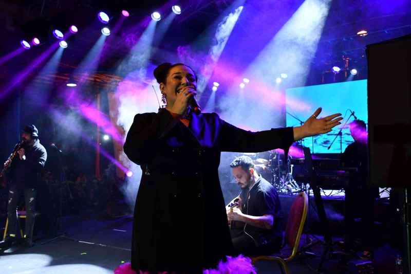 Sanatçı Tuğçe Kandemir, Dörtyol’da konser verdi
