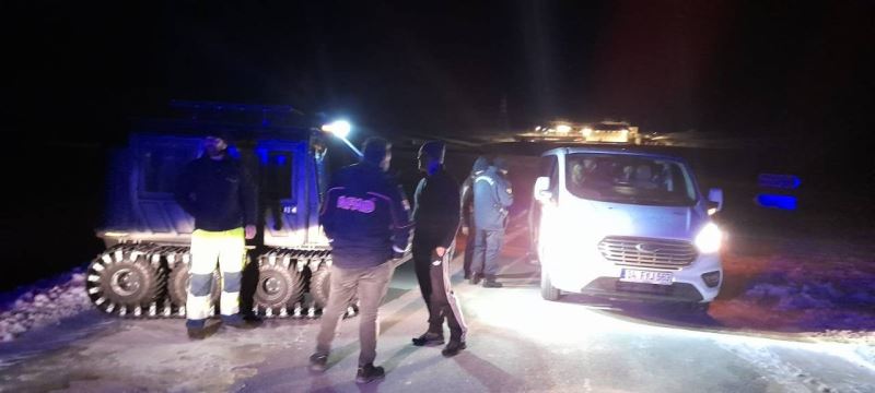 Malezya uyruklu 7 kişilik aile kar nedeniyle yolda mahsur kaldılar
