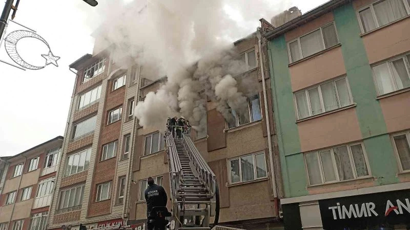 Sivas’ta korkutan yangın: Yanmaktan son anda kurtarıldı
