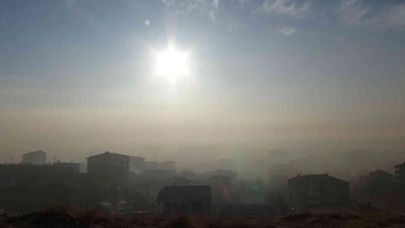 Yüksekova’da yoğun sis: Görüş mesafesi 10 metreye kadar düştü
