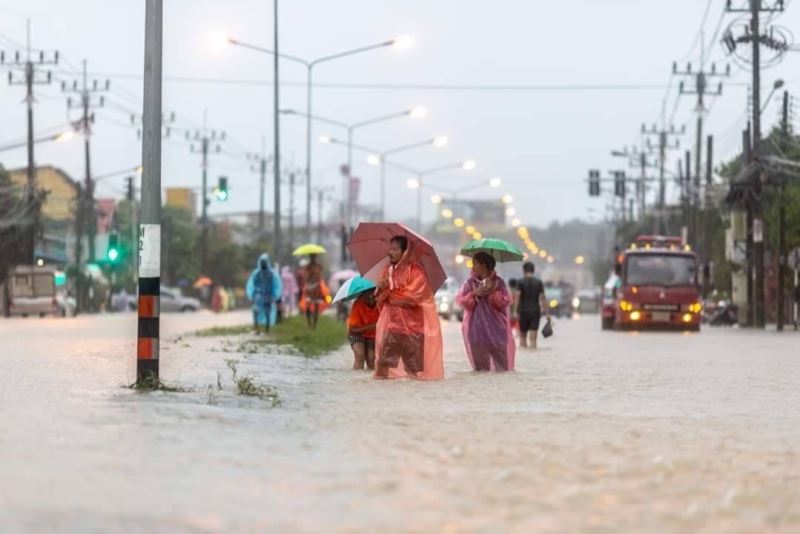 Tayland’da yüzlerce köy sular altında kaldı: 3 ölü
