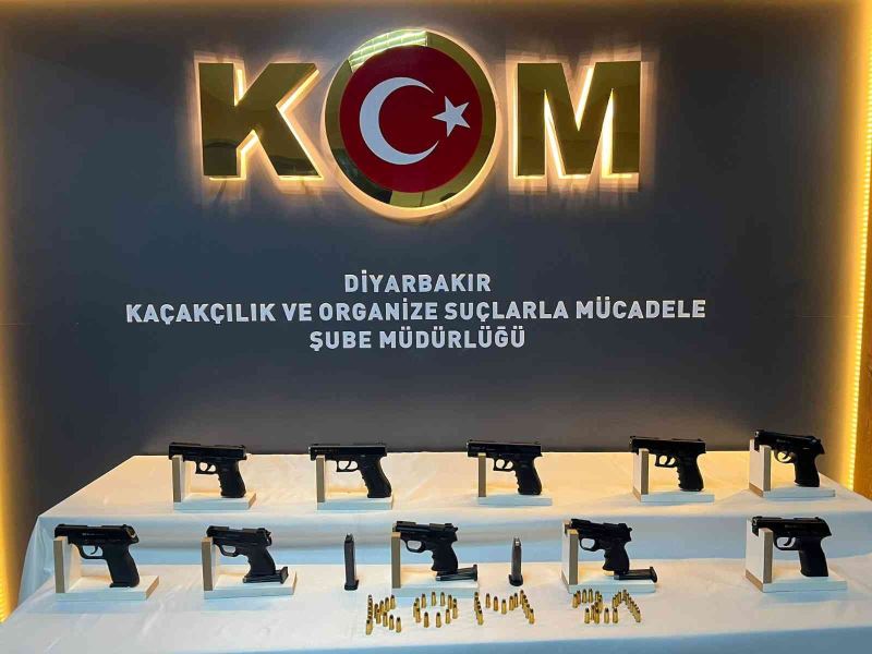 Diyarbakır’da ev aramasında 10 adet tabanca ele geçirildi
