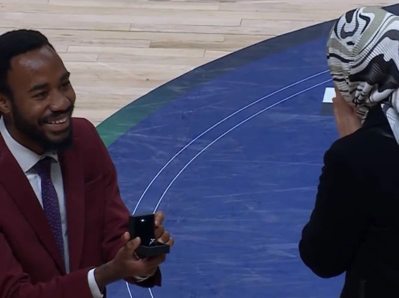 Basketbol Şampiyonlar Ligi maçında sürpriz evlilik teklifi
