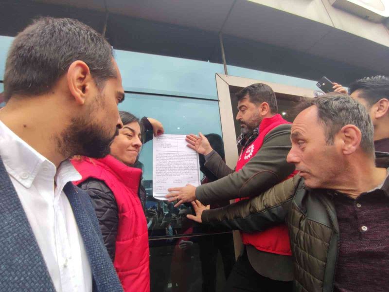 Konak ve Karabağlar Belediyesi’nde grev kararı asıldı
