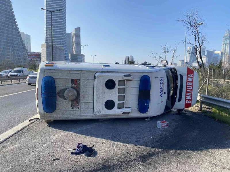Ataşehir TEM’de otomobilin çarptığı ambulans sürüklenerek bariyerlere çarptı
