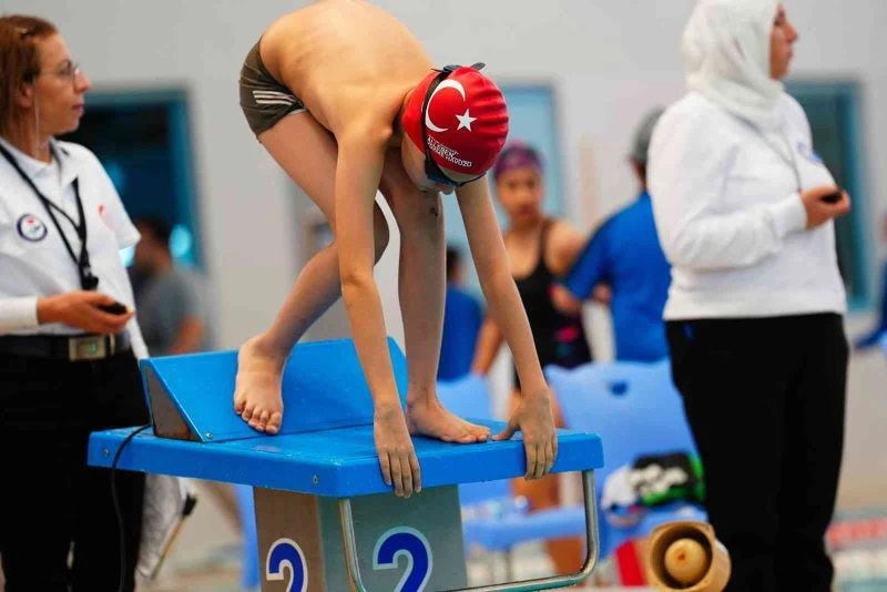 555 sporcu, kurtuluş günü için kulaç atıyor