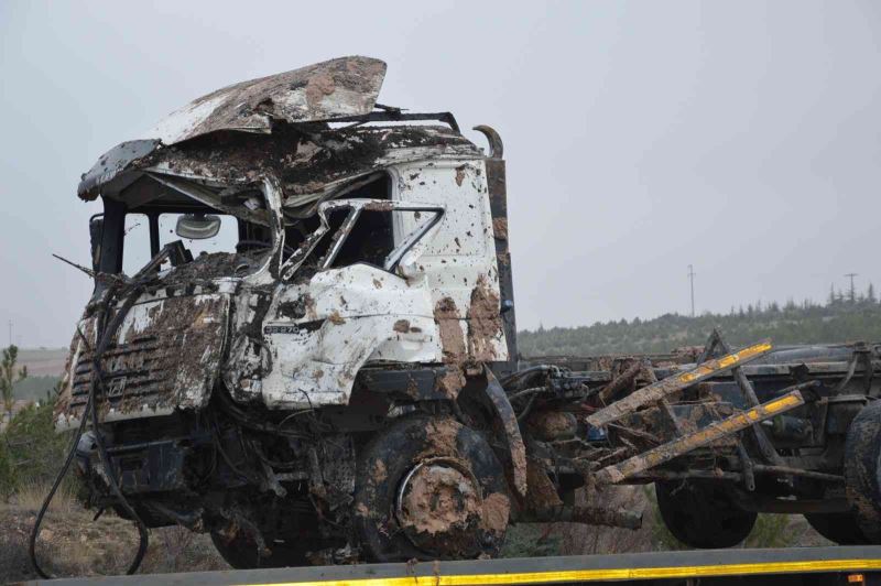 Sivrihisar’da hafriyat kamyonu devrildi, sürücü yaralandı
