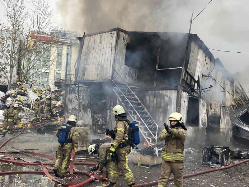 İstanbul Maltepe’de işçilerin kaldığı konteynerde yangın çıktı. Olay yerine çok sayıda itfaiye ekibi sevk edildi.
