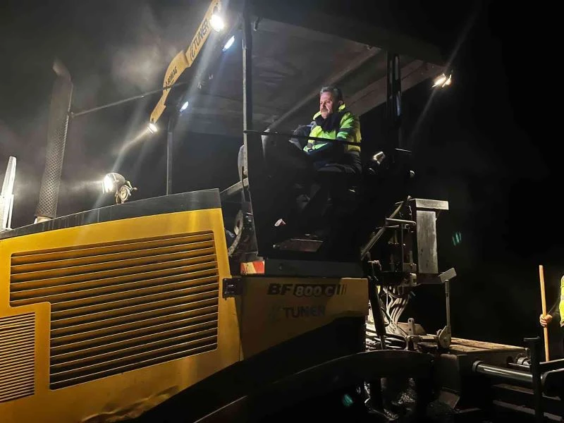 Cumayeri Belediyesi gece gündüz asfalt seriliyor
