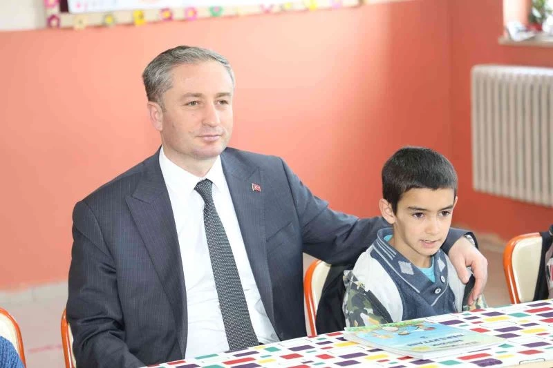 Ağrı Milli Eğitim Müdürü Kökrek, öğretmen ve öğrencilerle bir araya geldi
