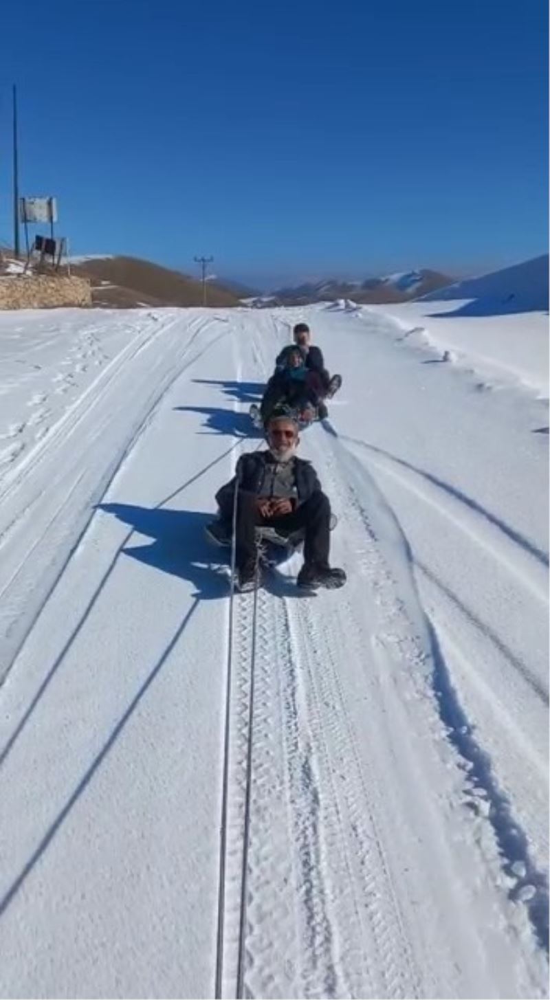 70 yaşındaki İsmail dedenin karda kızak keyfi izleyenleri gülümsetti
