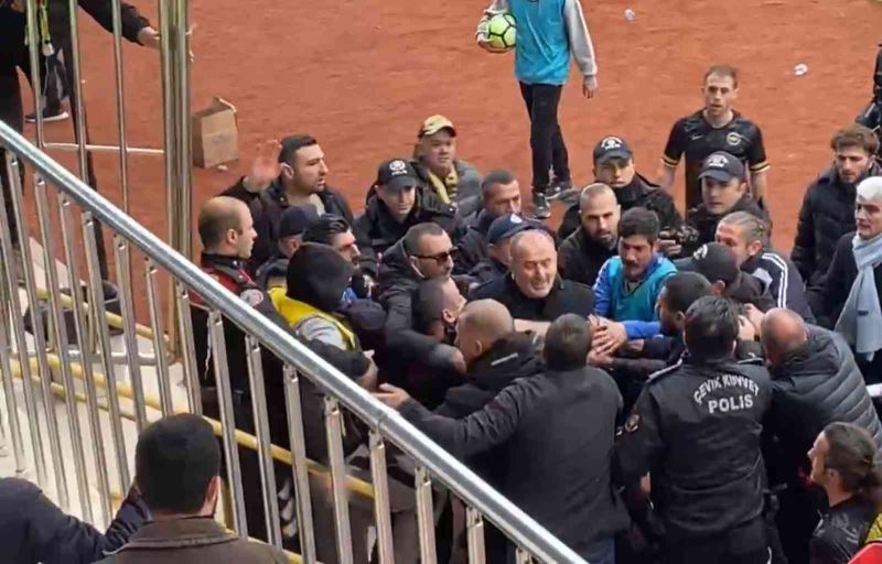 Kulüp başkanı sahaya girerek saldırdığı rakip futbolcu ile barıştı
