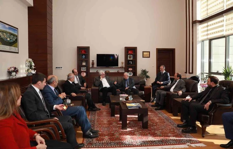 Rektör Çomaklı’dan mevkidaşı Çakmak’a hayırlı olsun ziyareti
