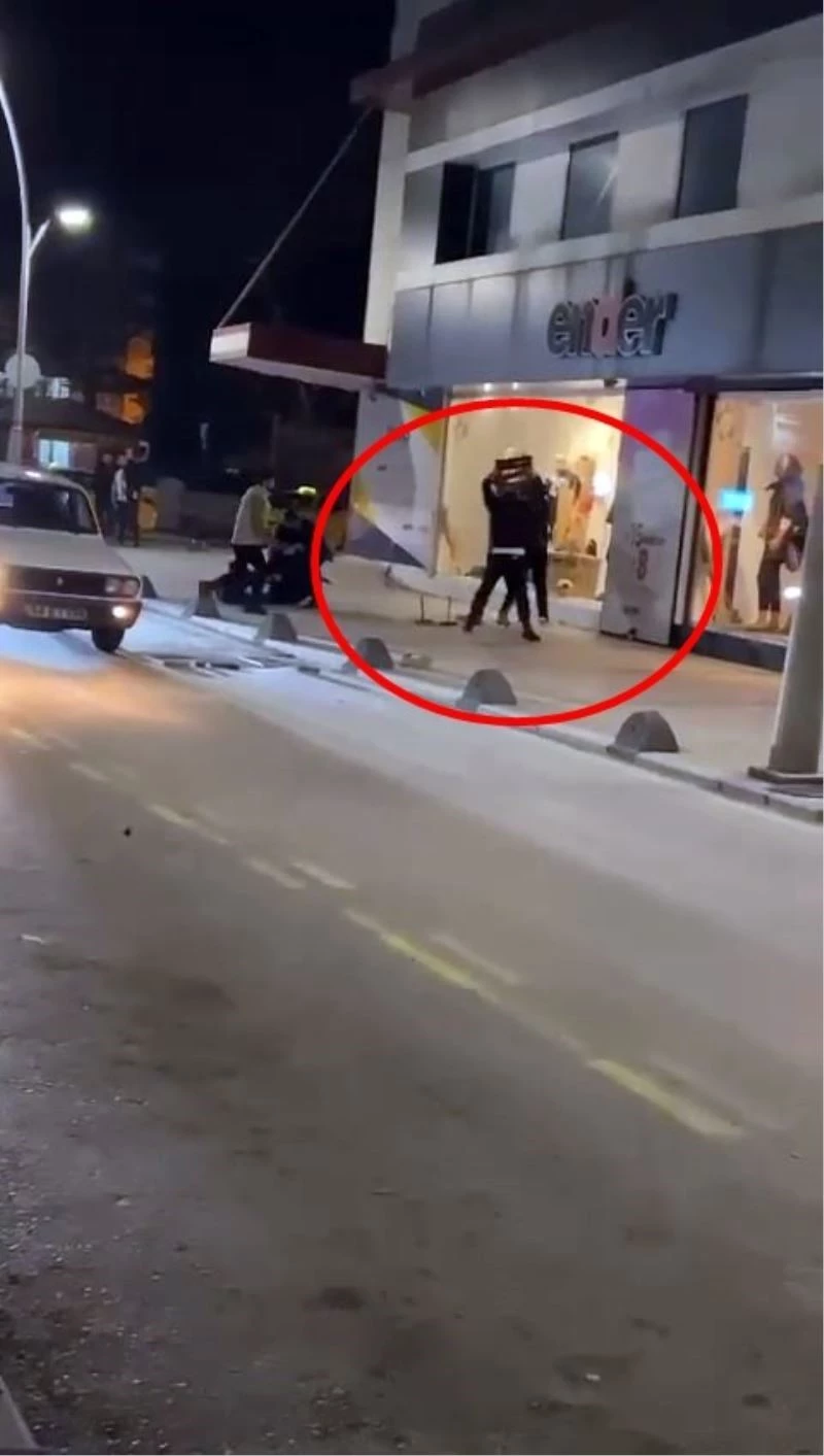 Kavga ettiği kişinin sırtında sandalyeyi böyle kırdı
