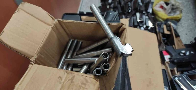 İstanbul’da kaçak silah atölyesine polis baskını: Anahtarlık görünümlü 25 tabanca ele geçirildi
