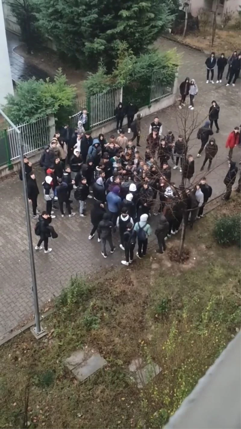 Bursa’da liseli gençlerin tartışma anları kameralarda
