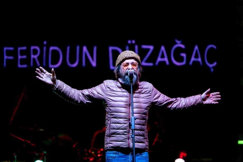 Adanalılar Feridun Düzağaç’la yeni yıl coşkusunu yaşadı