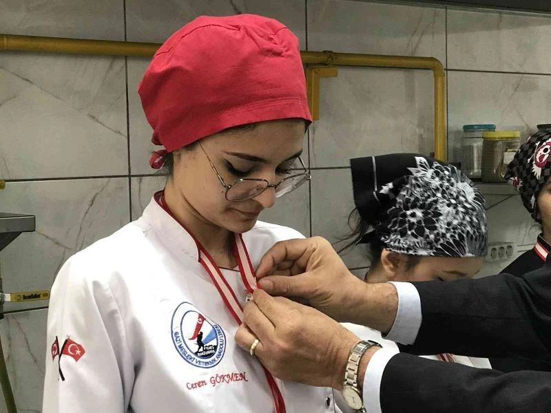  Bir altın da okul müdüründen
