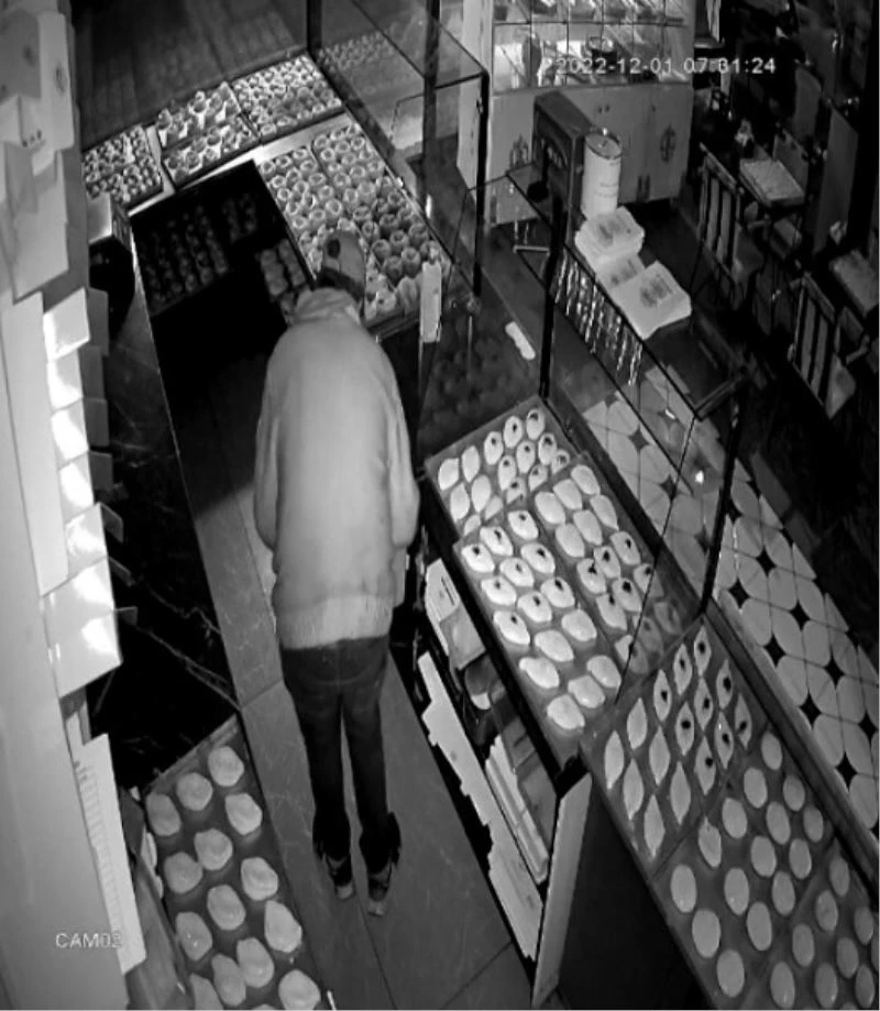 İş yerine giren hırsızın kasadaki parayı çaldığı anlar kamerada
