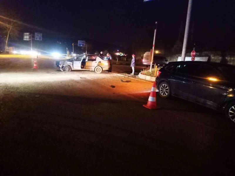 Kontrolsüz şekilde kavşağa girdi, kaza kaçınılmaz oldu
