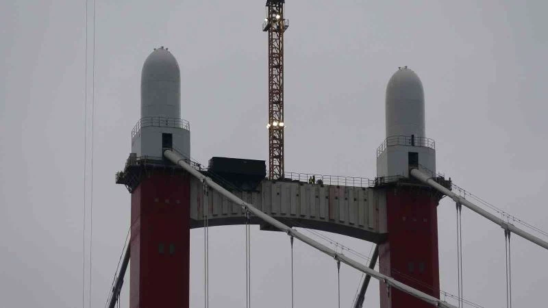 1915 Çanakkale Köprüsü kulelerine Seyit Onbaşı’nın sırtlayarak kaldırdığı 4 top mermisi figürü yerleştirildi
