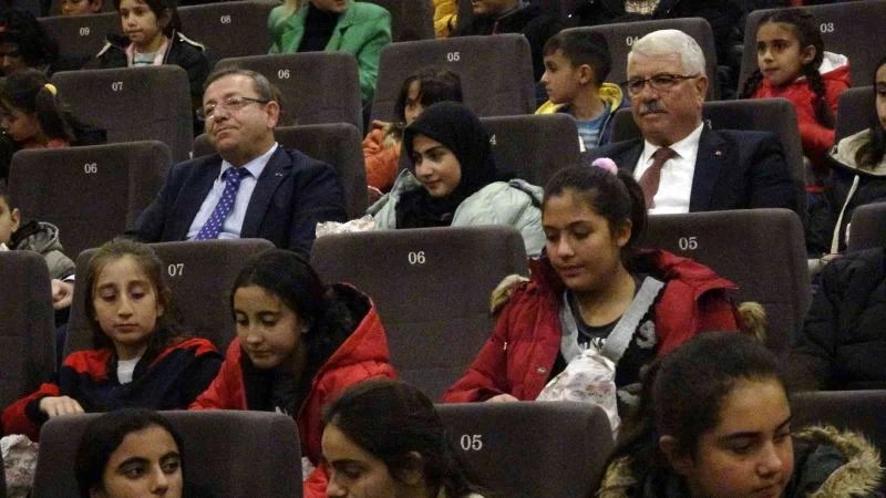 Vali Polat, köy okulu öğrencileriyle “Buğday Tanesi” filmini izledi
