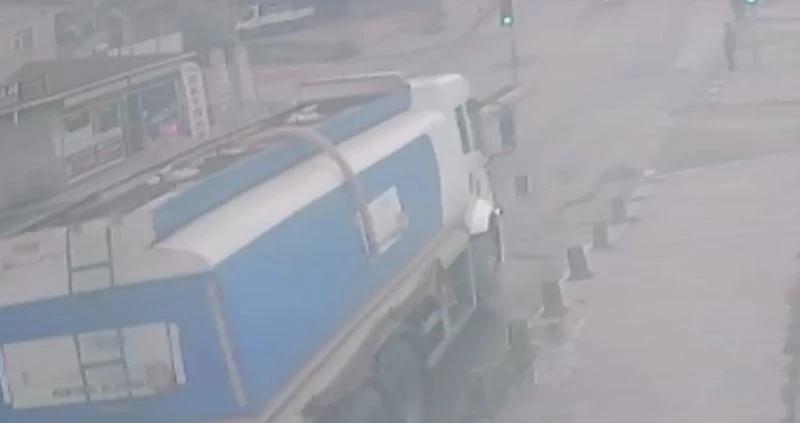 Sultanbeyli’de İSKİ tankerinin hatalı dönüşü, motosikletliyi hayattan kopardı
