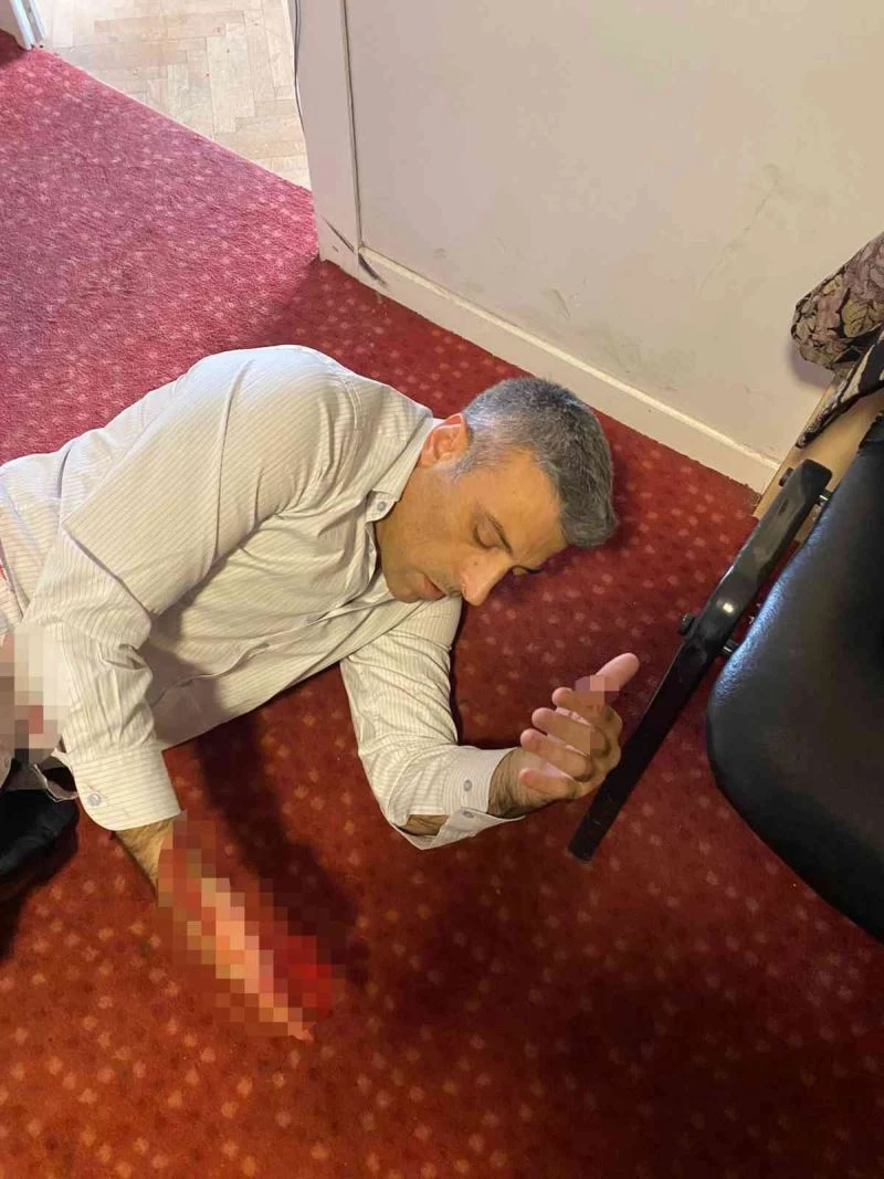 Yenilik Partisi Genel Başkanı Yılmaz ofisinde bıçaklı saldırıya uğradı