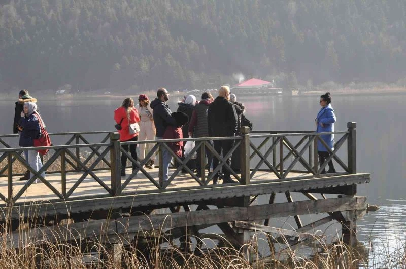 Kar yağmadan önce Abant’ta güneşin tadını çıkardılar
