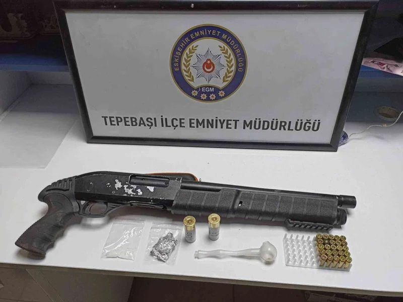 29 aranan şüphelinin yakalandığı denetimlerde çok miktarda uyuşturucu madde ele geçirildi
