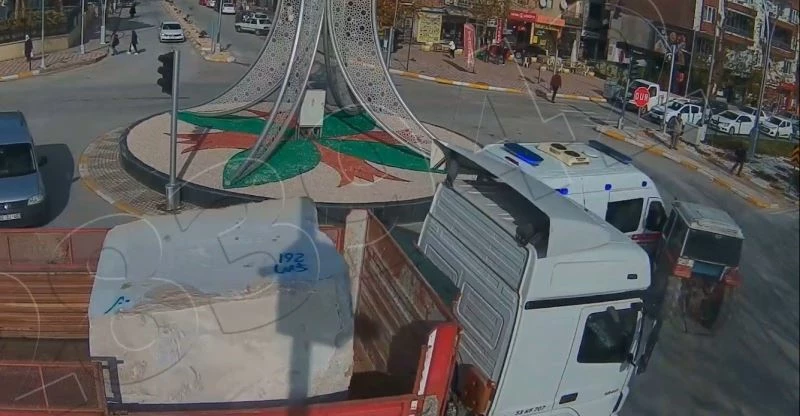 Hasta taşıyan ambulans traktöre çarptı, o anlar KGYS kamerasına yansıdı
