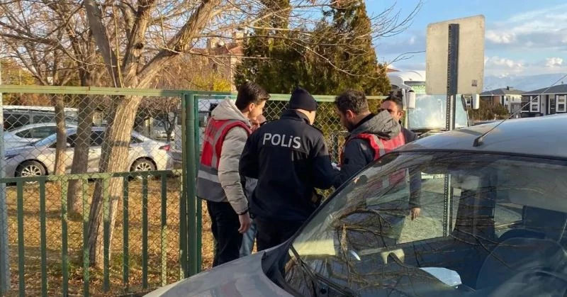 Erzincan’da polis ekipleri tarafından okul çevrelerinde denetimler sürüyor
