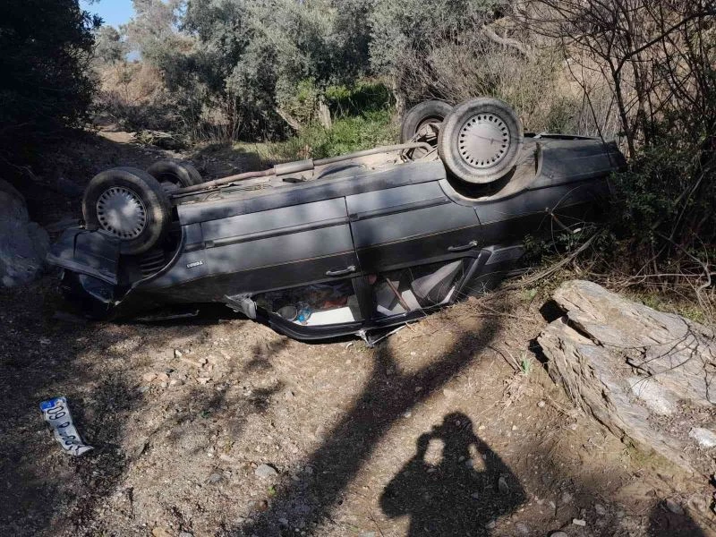 Otomobil 5 metre yükseklikten uçuruma yuvarlandı
