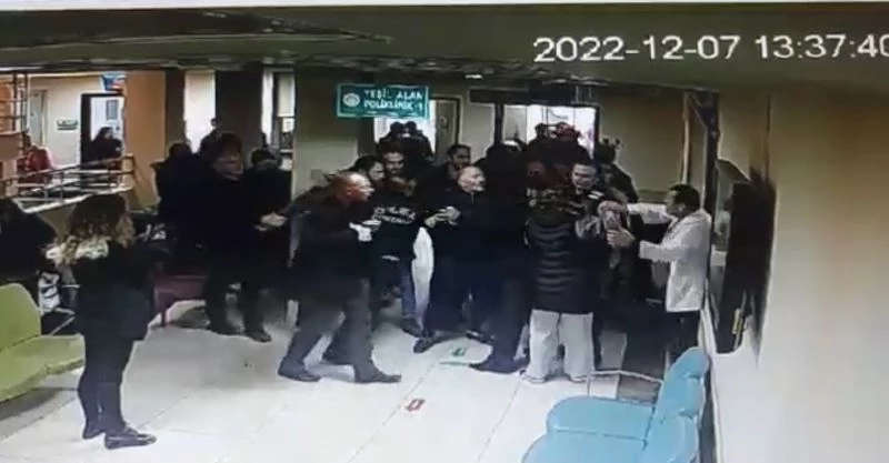 Acil serviste yaşanan arbede güvenlik kameralarına yansıdı
