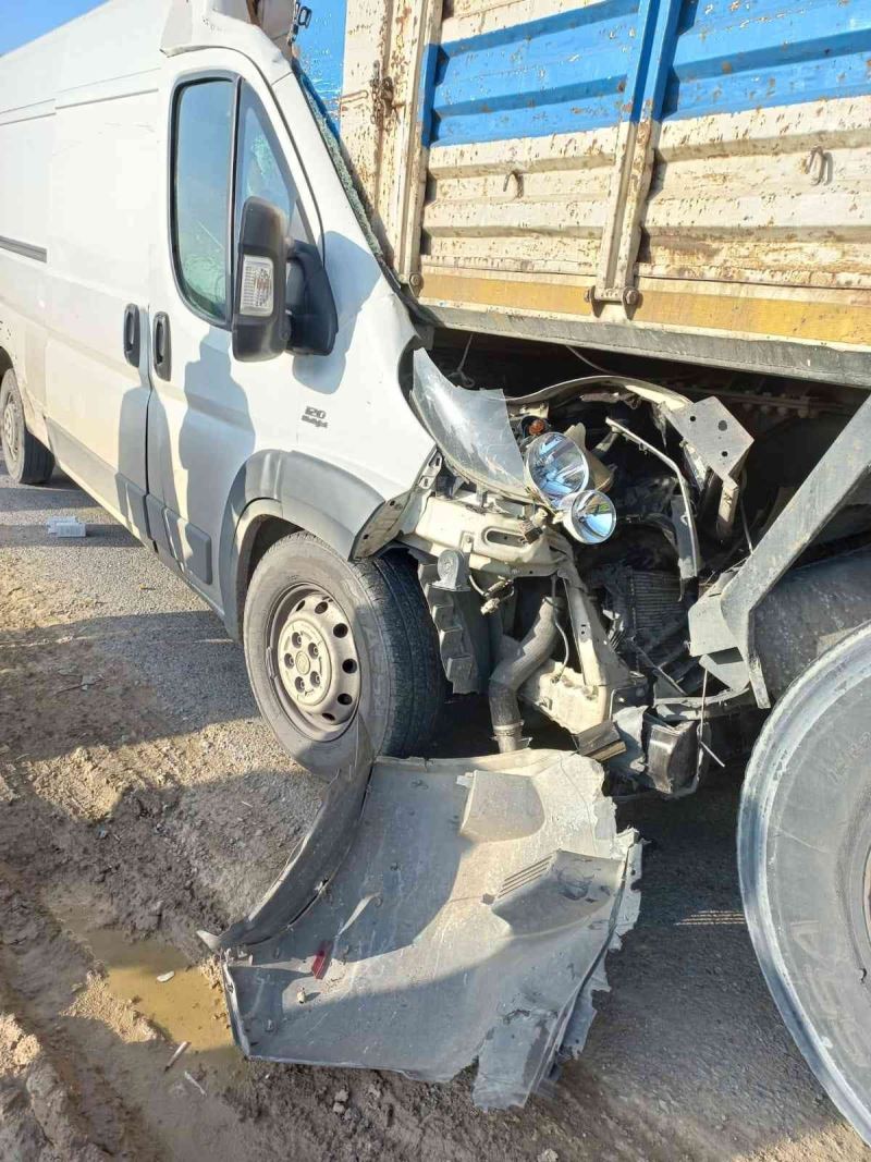 Kamyona ok gibi saplanan araçtaki 2 kişi hayatını kaybetti
