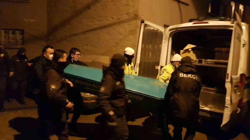 Yaşlı adam evin bahçesinde iple kendini astı
