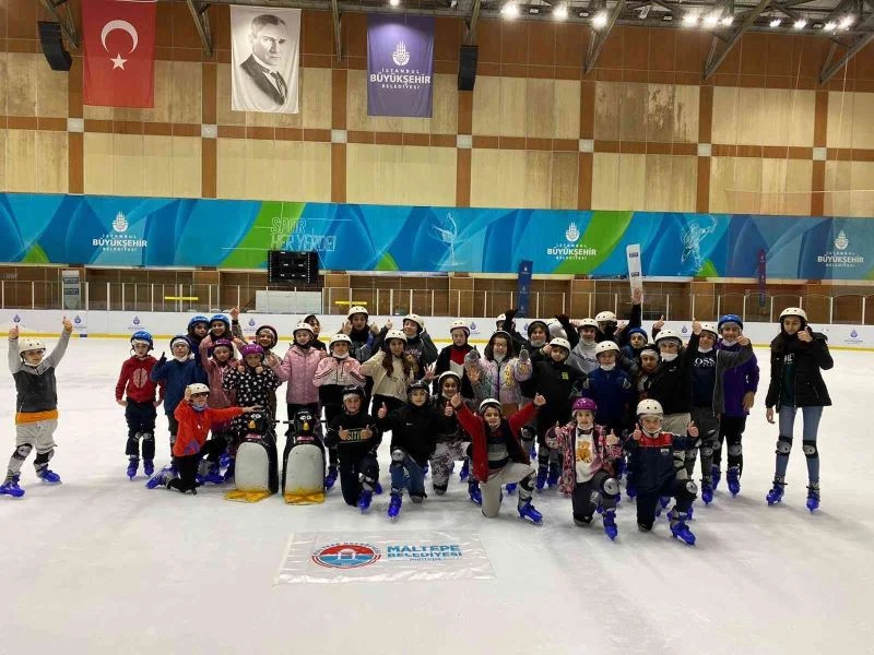 Maltepeli çocukların buz pateni keyfi
