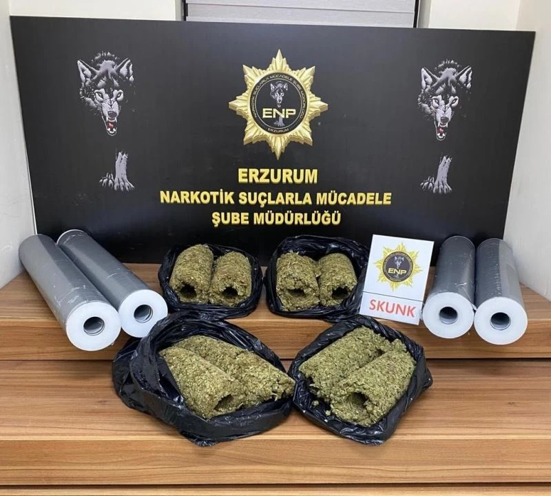 Duvar kağıdı rulosuna gizlenmiş 11 kilo 400 gram skunk maddesi ele geçirildi
