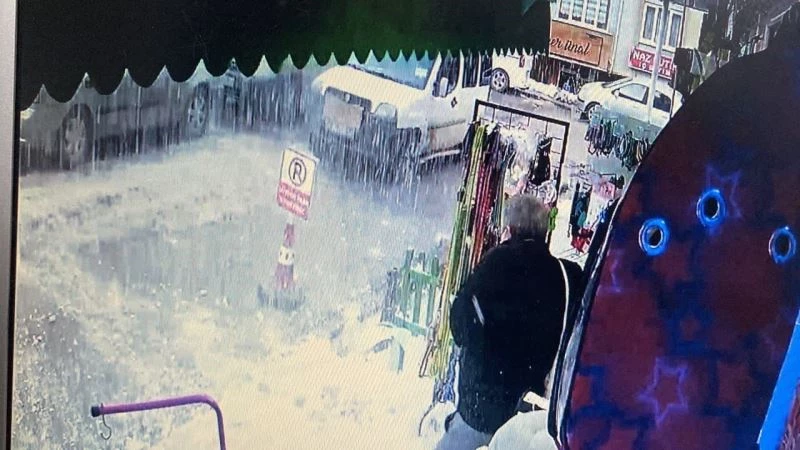Çatıdan düşen kar kütlesinden tentene korudu, o anlar kamerada
