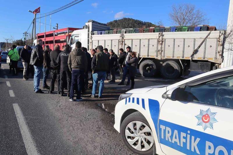 Kira alamıyoruz dediler, kamyonlarla benzinliğin giriş çıkışını kapattılar
