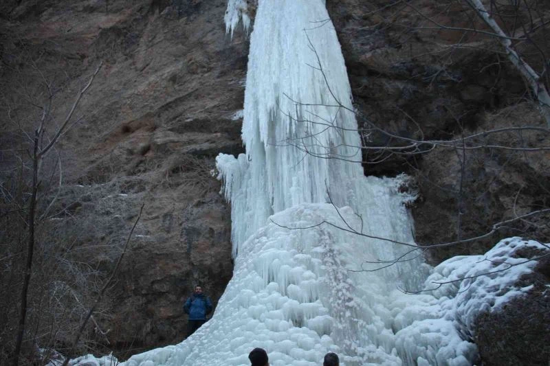 Buzdan şelale büyülüyor
