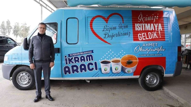 Alaşehir Belediyesinin eskiyen minibüsü ikram aracına dönüştü
