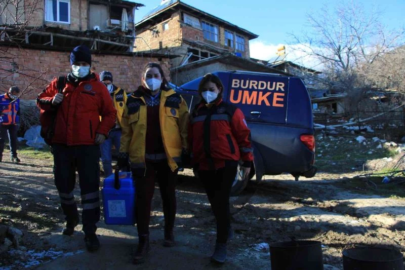 Burdur’da sağlık ekipleri yağmur, çamur demeden köy köy gezip aşı yapıyor
