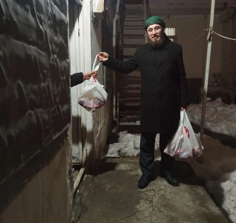 Kesilen kurban etleri kapı kapı dağıtılıyor
