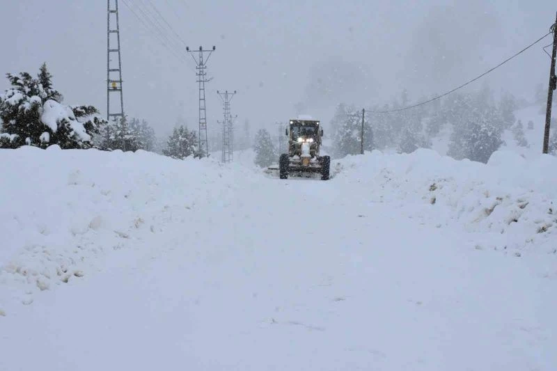 Tarsus Belediyesi karla mücadele ekipleri 10 gündür dağ köylerinde
